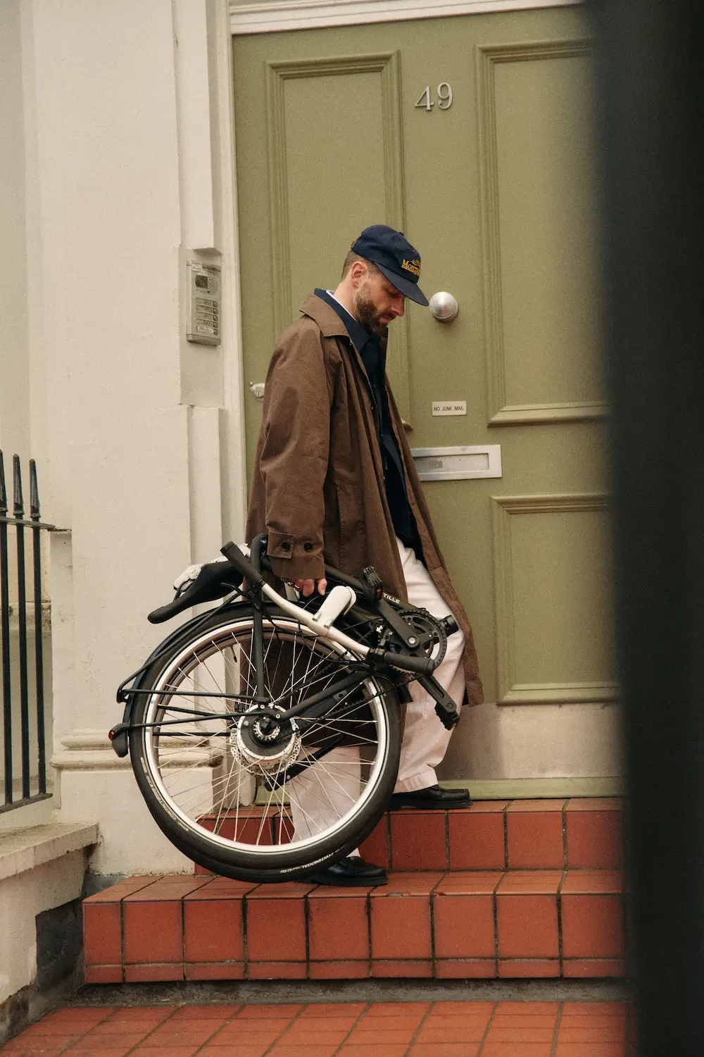 Homme portant un vélo Bastille plié